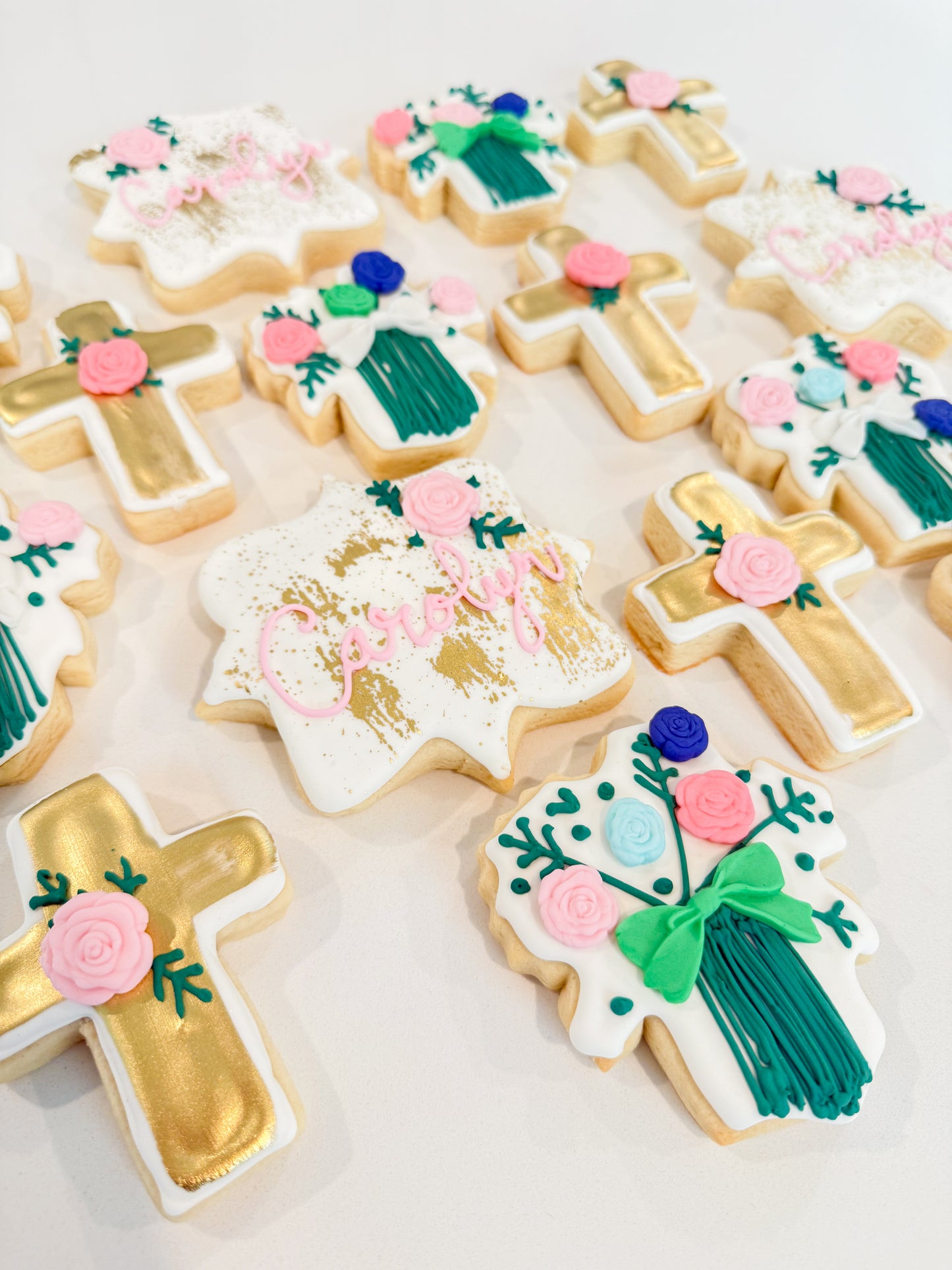Baptism and christening cookies with personalized name tags, crosses, and flower designs.
12 decorated baptism cookies for religious celebrations, christening parties, and cookie favors.
Personalized baptism cookie favors with cross, name tag, and floral designs.